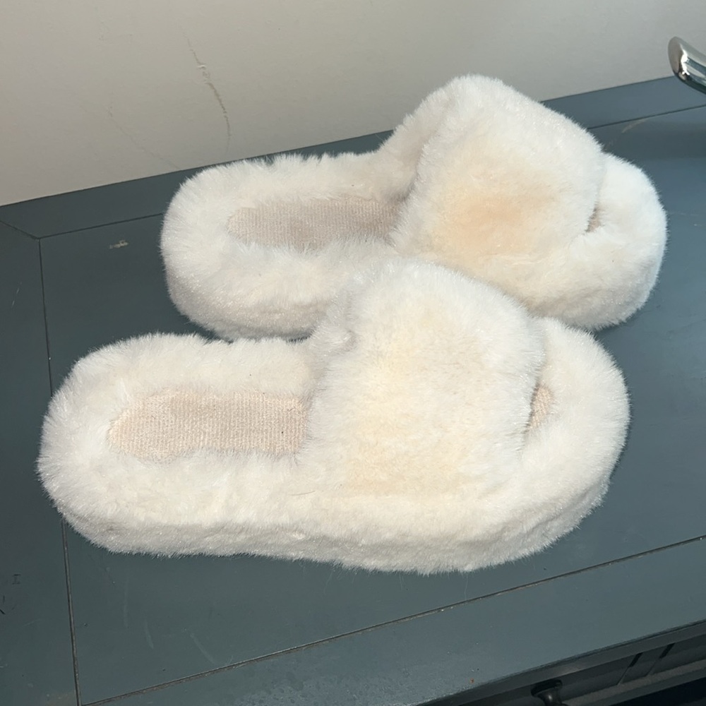 NWOT Amazon Cozy White Faux Fur Slippers size 37 - Picture 4 of 7